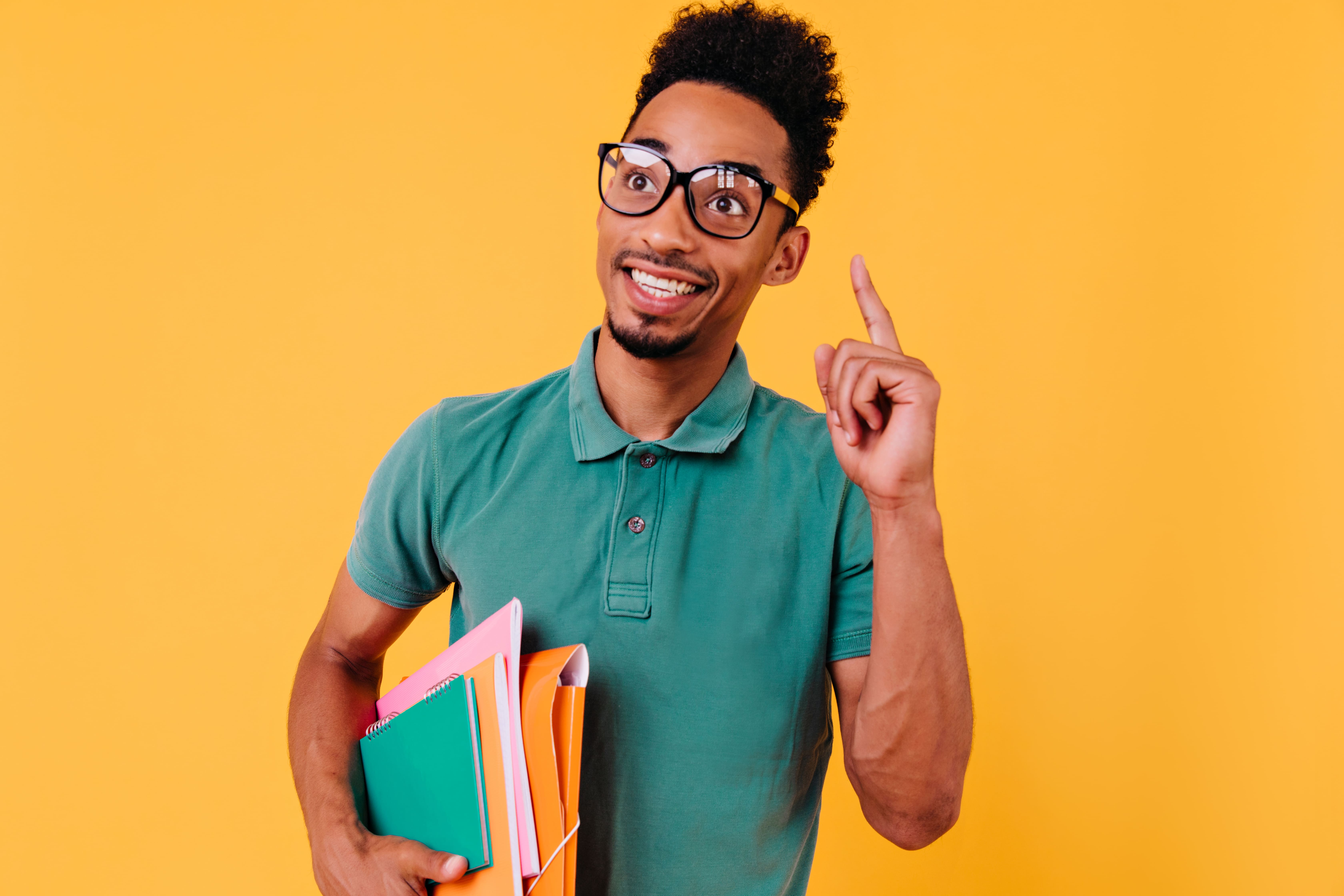 smart-male-model-with-brown-skin-posing-with-books-indoor-portrait-blissful-international-student-trendy-glasses-having-fun (2)